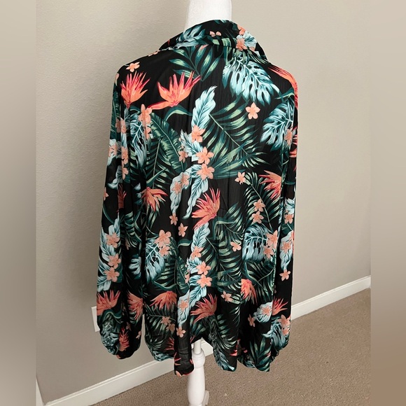 EUC Floral Wrap with Sleeves - Picture 3 of 4